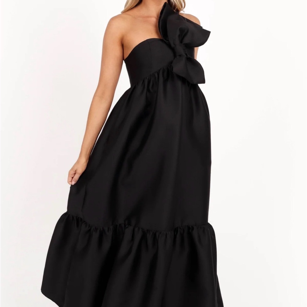 Petal & Pup Black One-Shoulder Maxi Dress with Bow